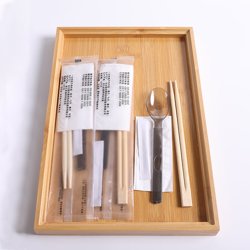 숟가락과 테이블 냅킨으로 설정된 일회용 대나무 젓가락 서리로 덥은 복합 필름 세트