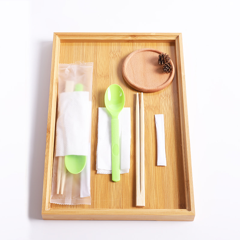 녹색 숟가락 냅킨 서리로 덥은 합성 필름 세트로 설정된 대나무 일회용 젓가락